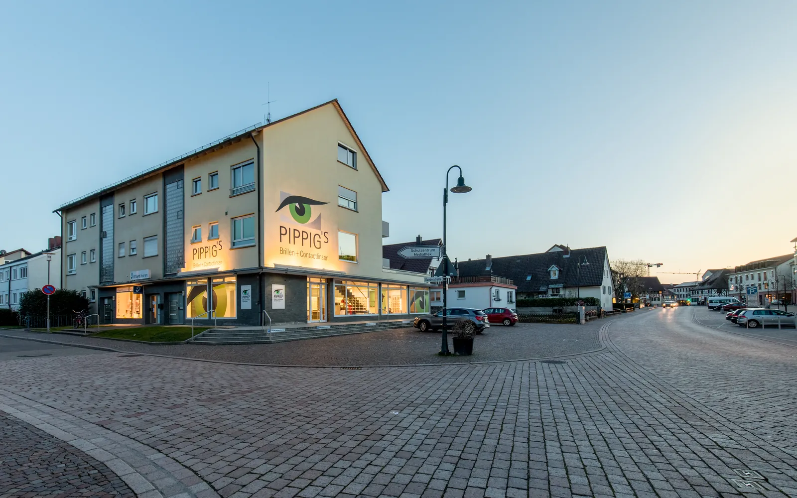 Das Geschäft an der Straßenecke in Gundelfingen, abends beleuchtet