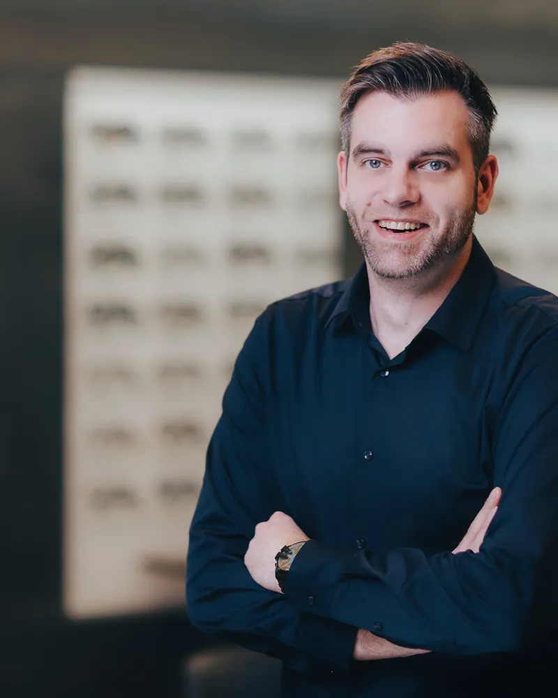 Porträt von Stephan Ruszat, Augenoptiker bei Pippig’s Brillen in Gundelfingen