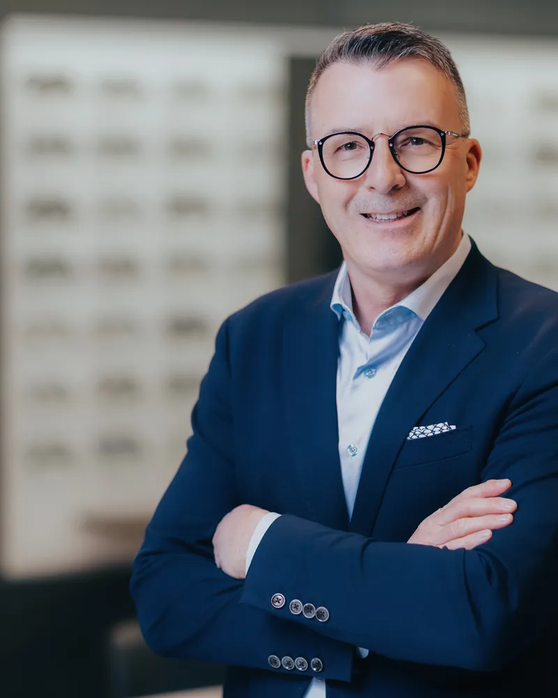 Porträt von Jörg Pippig, Augenoptiker, Inhaber und Geschäftsführer bei Pippig’s Brillen in Gundelfingen