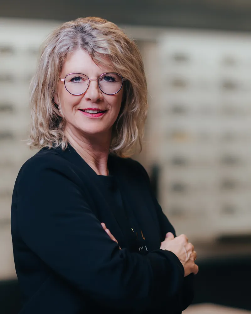 Porträt von Nicole Hin, Augenoptikerin bei Pippig’s Brillen in Gundelfingen