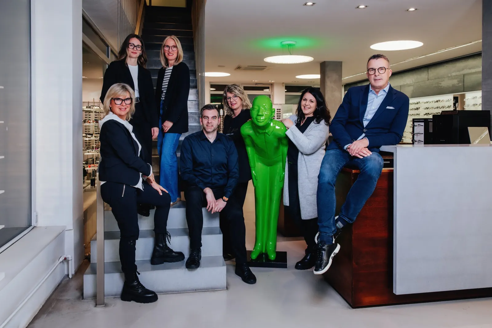 Das Team von Pippig’s Brillen auf der Treppe im Ladengeschäft